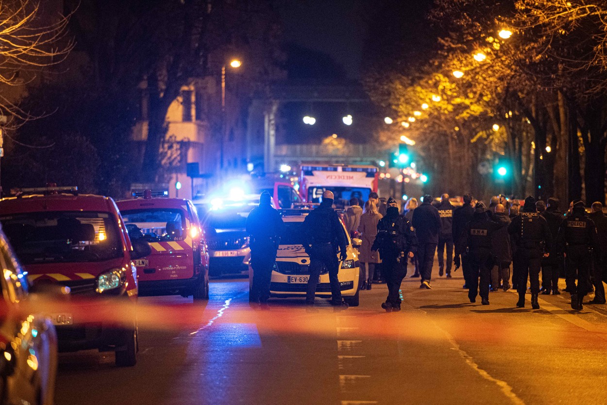 Un mort şi doi răniți într-un atac cu cuțitul, la Paris. Atacatorul ar fi strigat „Allahu Akbar”