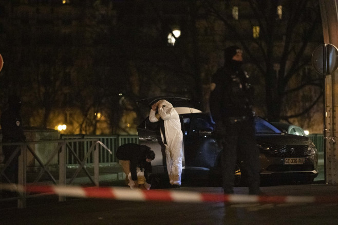 One Dead, Two Injured After Man Attacks Tourists Near Eiffel Tower - Paris