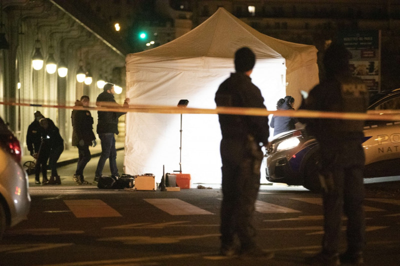 One Dead, Two Injured After Man Attacks Tourists Near Eiffel Tower - Paris