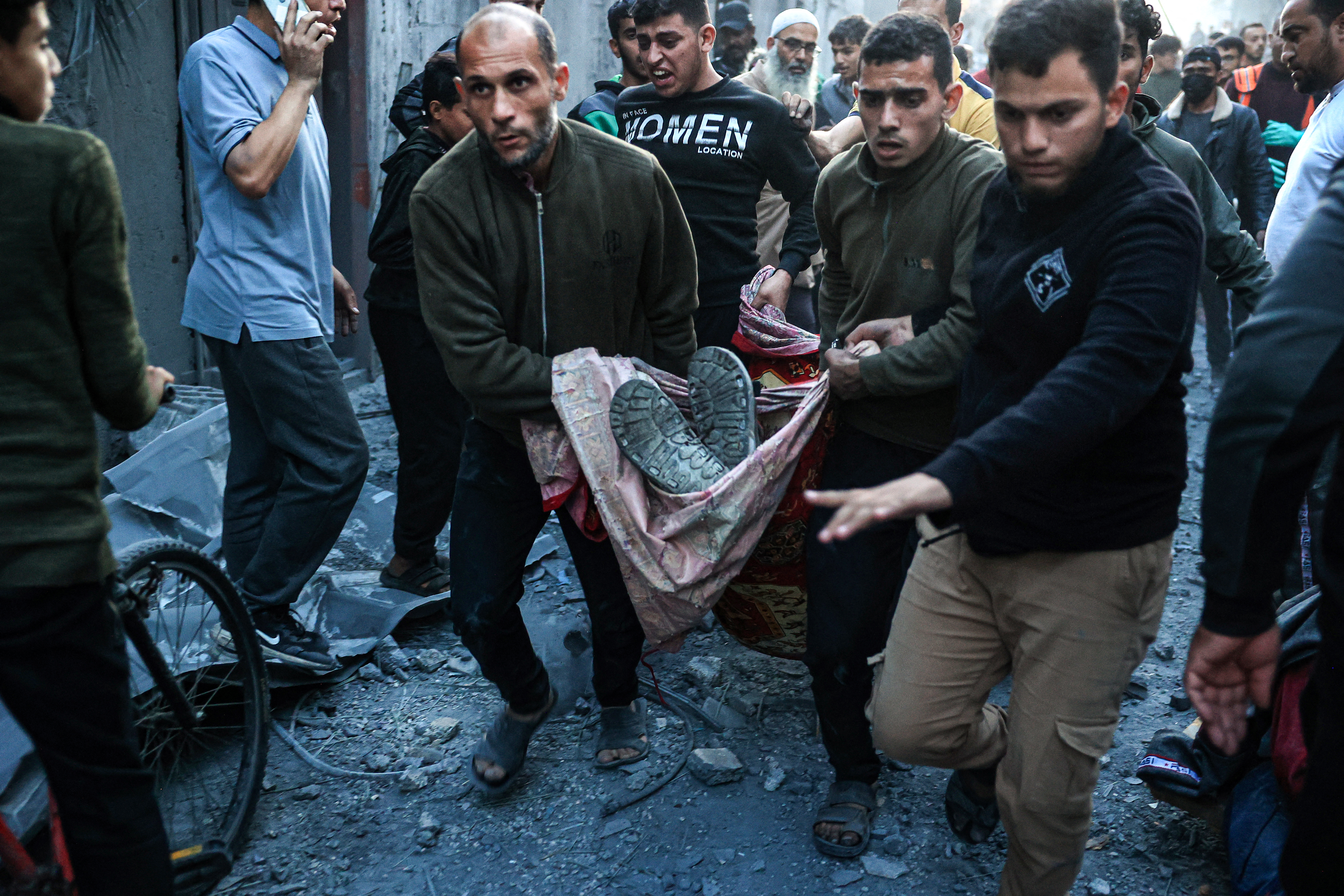 Scene de „groază absolută” în nordul Fâşiei Gaza. „Cadavrele zac pe străzi, oamenii sunt înfometaţi”, spune un oficial ONU