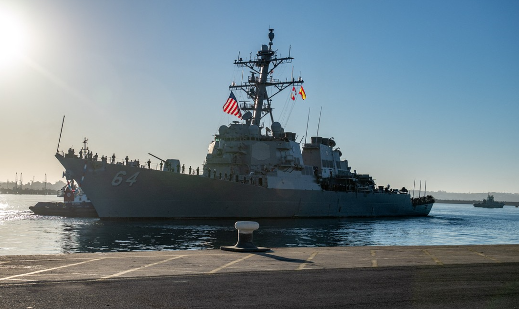 Pentagonul anunţă că o navă de război americană şi mai multe nave comerciale au fost atacate în Marea Roşie