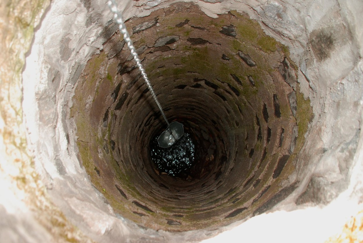 O femeie din Buzău care a căzut într-o fântână de 15 metri a fost salvată de pompieri