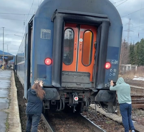 Mai mulți călători s-au apucat să împingă un tren blocat după ce locomotiva s-a defectat în Predeal