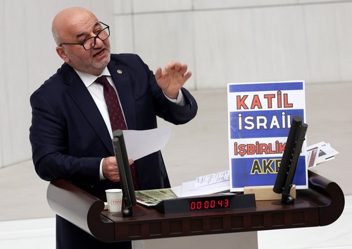 Un deputat turc a murit după ce a suferit o criză cardiacă în Parlament, în timp ce critica politica lui Erdogan faţă de Israel