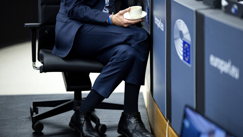 un candidat la funcția de comisar european bea o cafea în timpul unei audieri în Parlamentul European