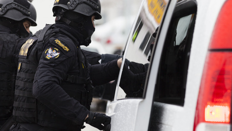 Predoiu caută polițiști pentru prinderea mafioților italieni care au afaceri ilegale în România