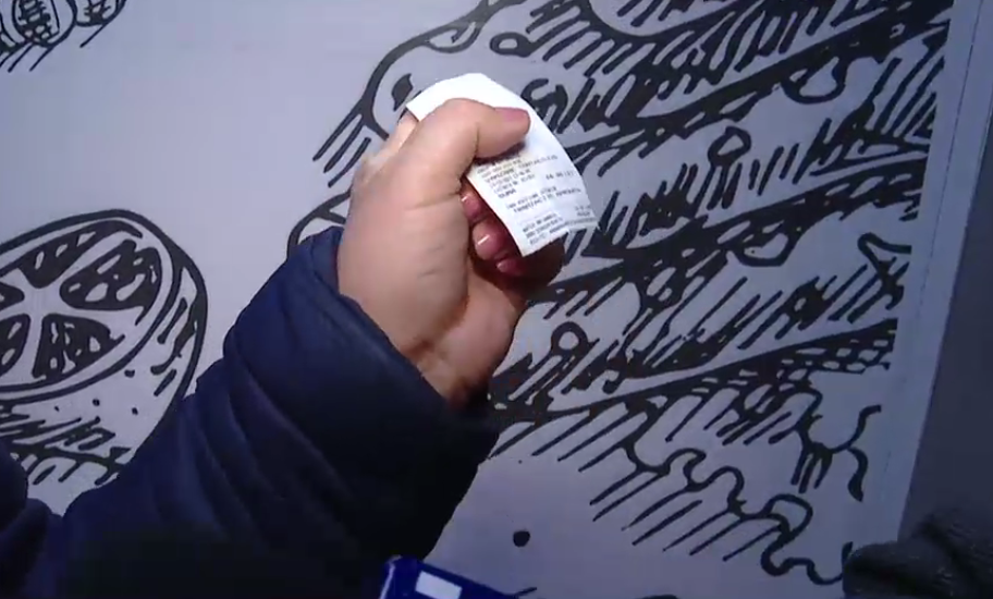 Pe hârtie, guvernanții spun că românii o duc bine. Nu simțiți ieftinirile? Femeie: Nu, nu, nu. Ce-am luat? Nimic