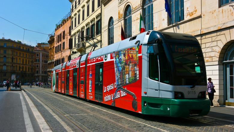 tramvai care circula pe o strada din italia