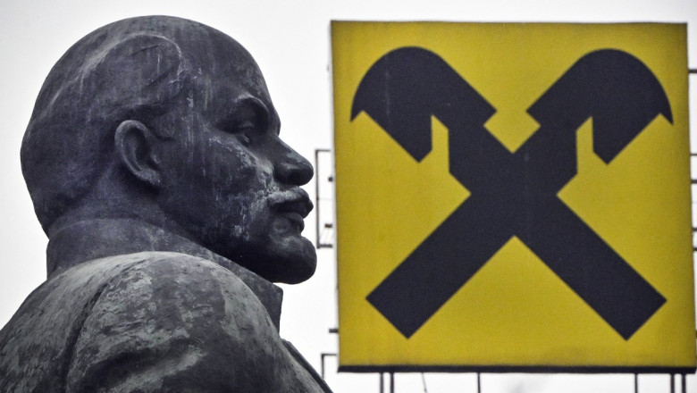 sculptură capul lui lenin și logo-ul unei bănci austriece