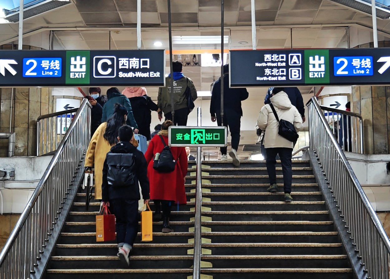 VIDEO Două trenuri de metrou s-au ciocnit în Beijing. Peste 100 de oameni au fost răniți