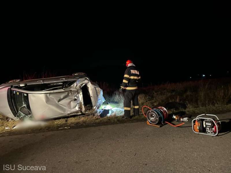 Un tânăr de 19 ani a murit după ce s-a răsturnat cu maşina pe care o conducea