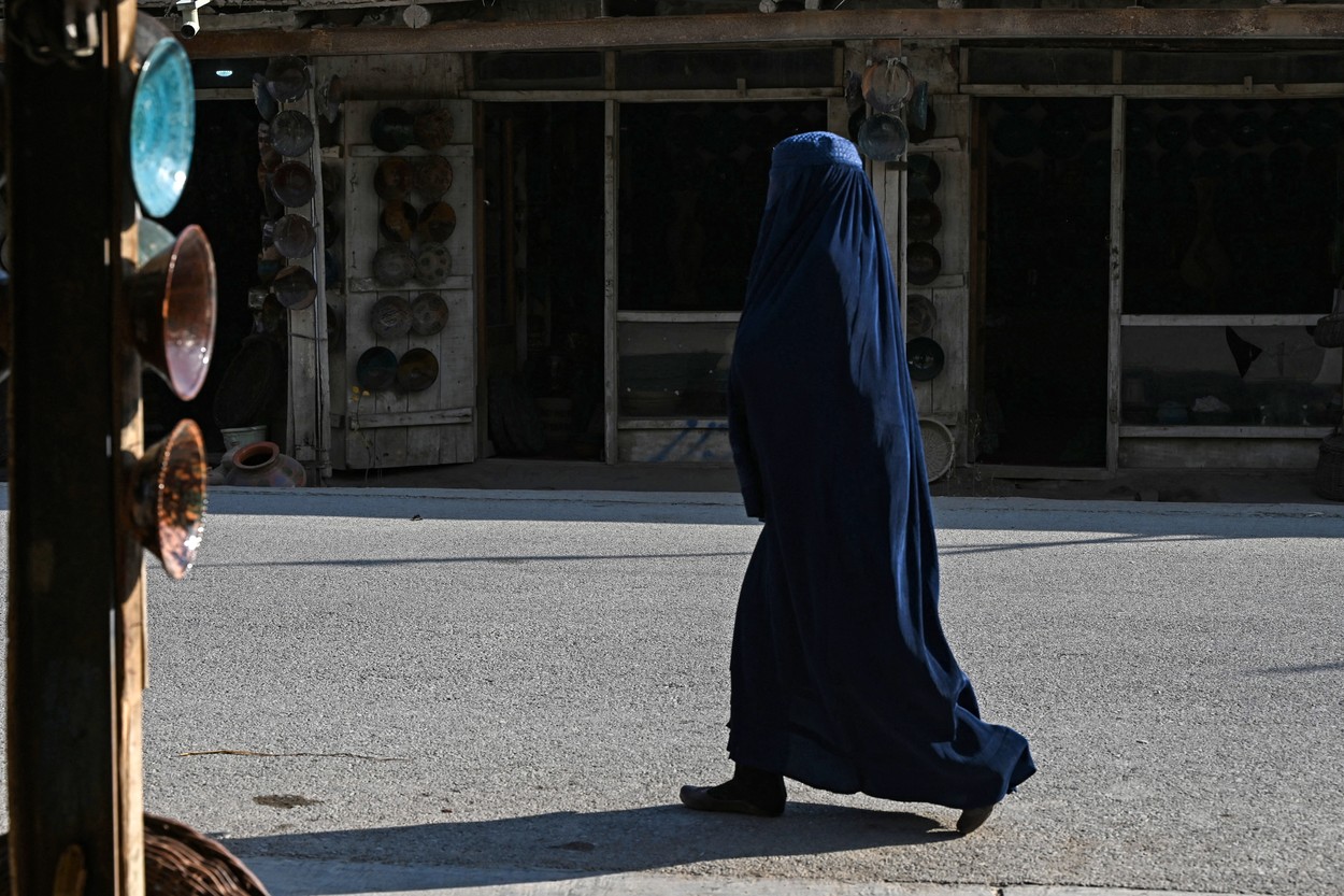 Talibanii din Afganistan au închis toate adăposturile pentru femeile abuzate și le trimit la închisoare "pentru protecția lor"