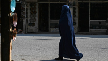 femeie in afganistan