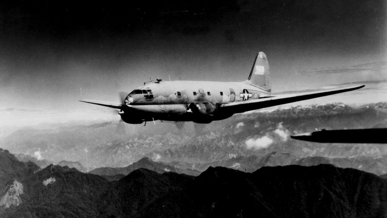 Avion Curtis C-46 Commando al forțelor aeriene ale Statelor Unite zboară pe deasupra munților Himalaya