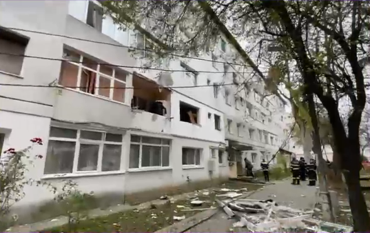 Explozie puternică într-un bloc din Bacău. Trei oameni au fost duși la spital