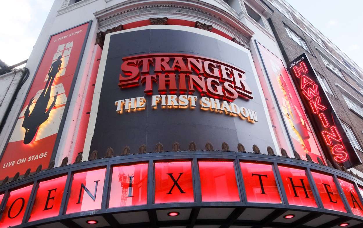 „Stranger Things” este acum și piesă de teatru. Matt și Ross Duffer au dus lumea din Hawkins pe o scenă din Londra