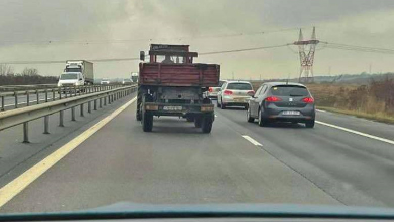 tractor pe autostrada