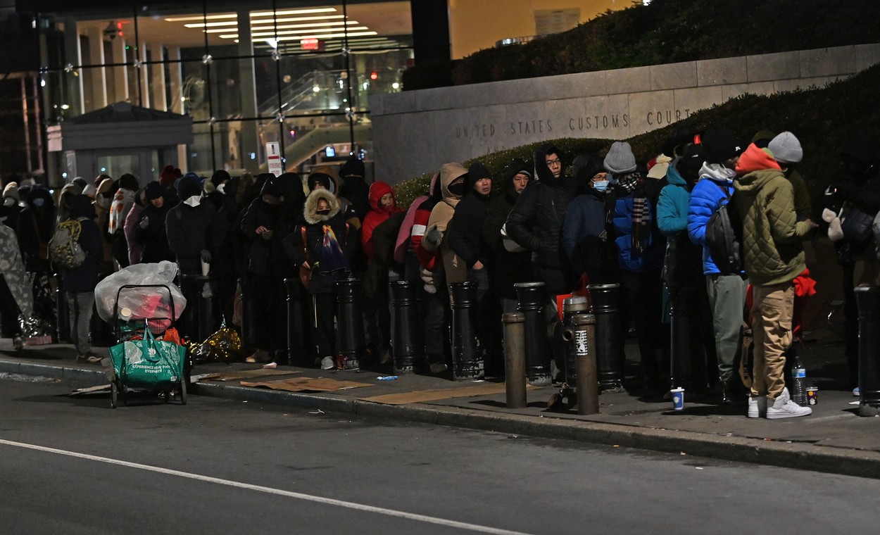 "Ne dau clătite, gogoși și fursecuri la mic dejun, la 6 dimineața". Migranții aruncă tone de mâncare primită la adăposturi, în New York