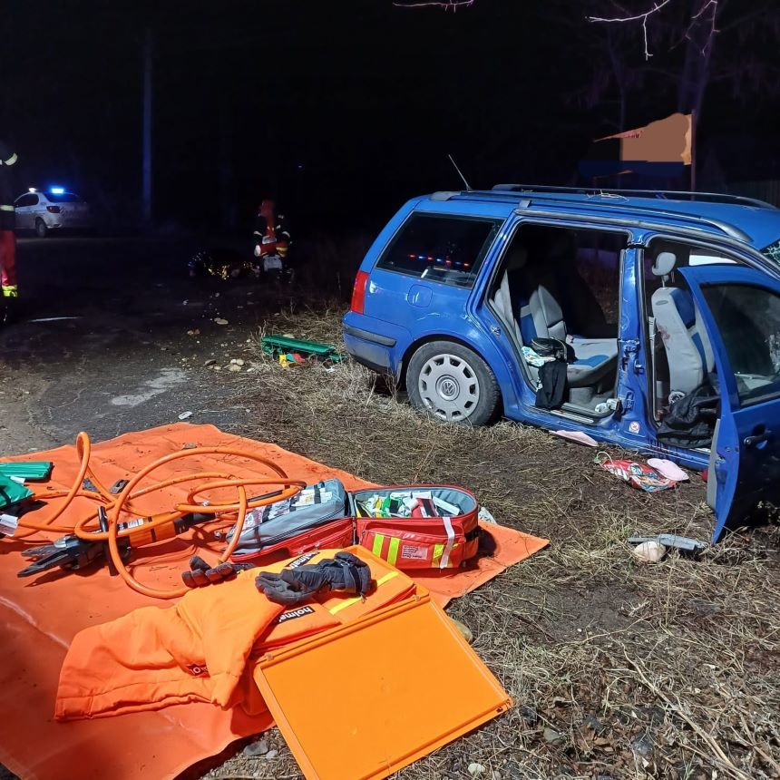 O tânără de 19 ani a murit, după ce maşina în care se afla a derapat și s-a izbit de un copac