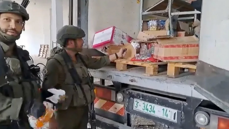 soldati siraelieni dau foc la alimente in gaza
