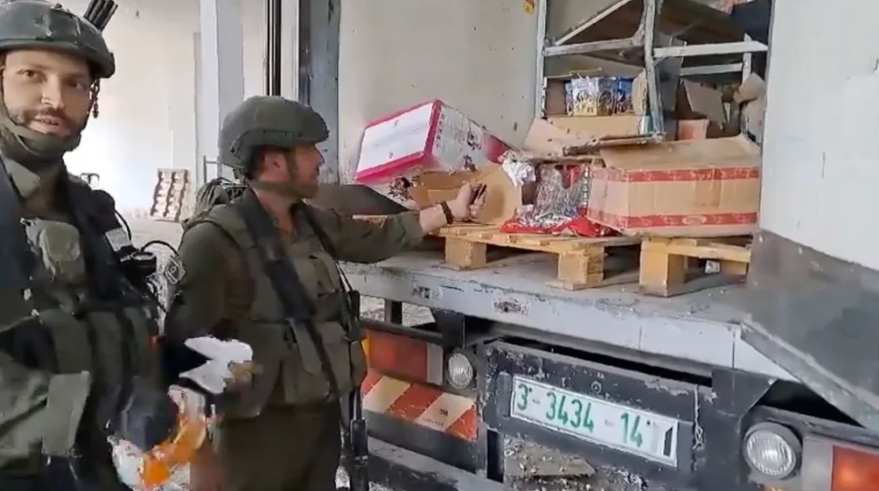Imagini postate online arată soldaţi israelieni care dau foc la alimente, vandalizează și jefuiesc case din Gaza. Reacția IDF (CNN)