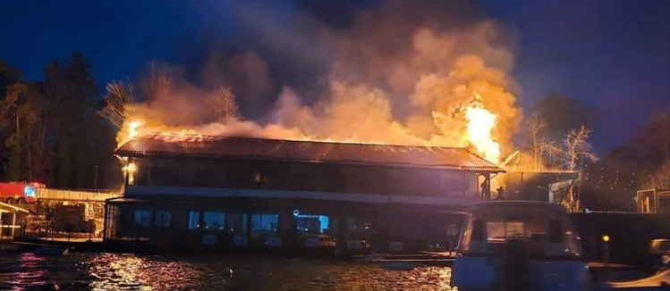 Incendiu la un restaurant din Snagov, acoperișul s-a prăbușit. Localul nu avea autorizație de securitate la incendiu și fusese amendat