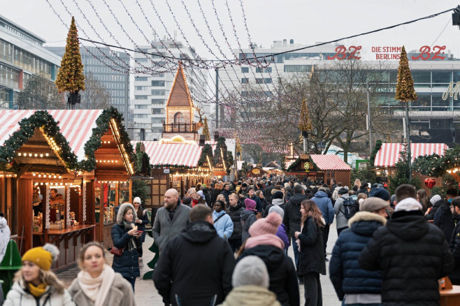 15.12.2023,Berlin,Weihnachtsmarkt am Breitscheidplatz. *** 15 12 2023,Berlin,Christmas market at Breitscheidplatz