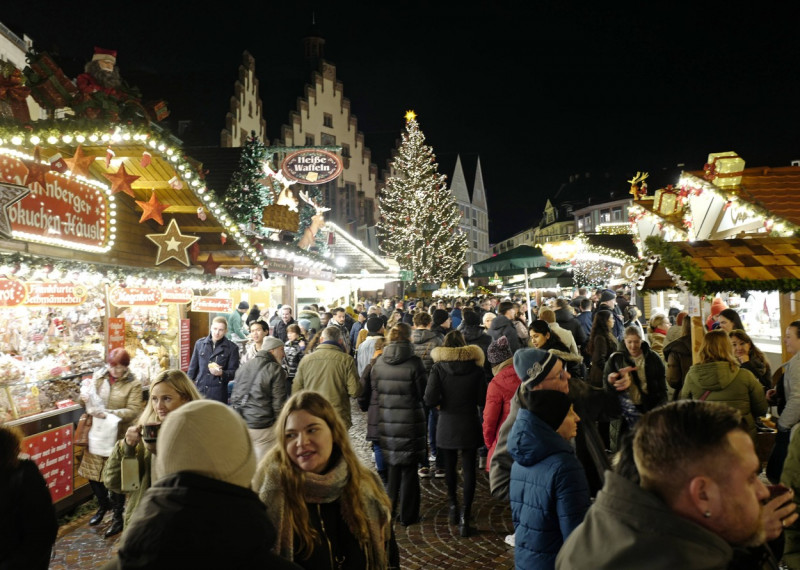 13.12.2023 Frankfurt Impressionen auf dem Frankfurter Weihnachtsmarkt vor dem Römer mit Weihnachtsbaum Sonny - eine Rotf