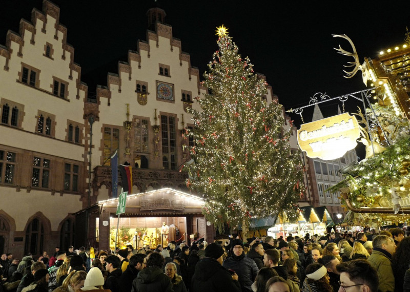 13.12.2023 Frankfurt Impressionen auf dem Frankfurter Weihnachtsmarkt vor dem Römer mit Weihnachtsbaum Sonny - eine Rotf