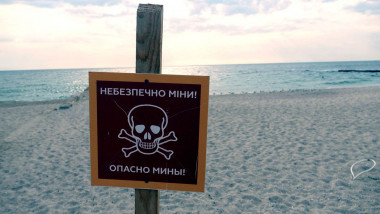 semn pericol de mine pe o plajă din ucraina