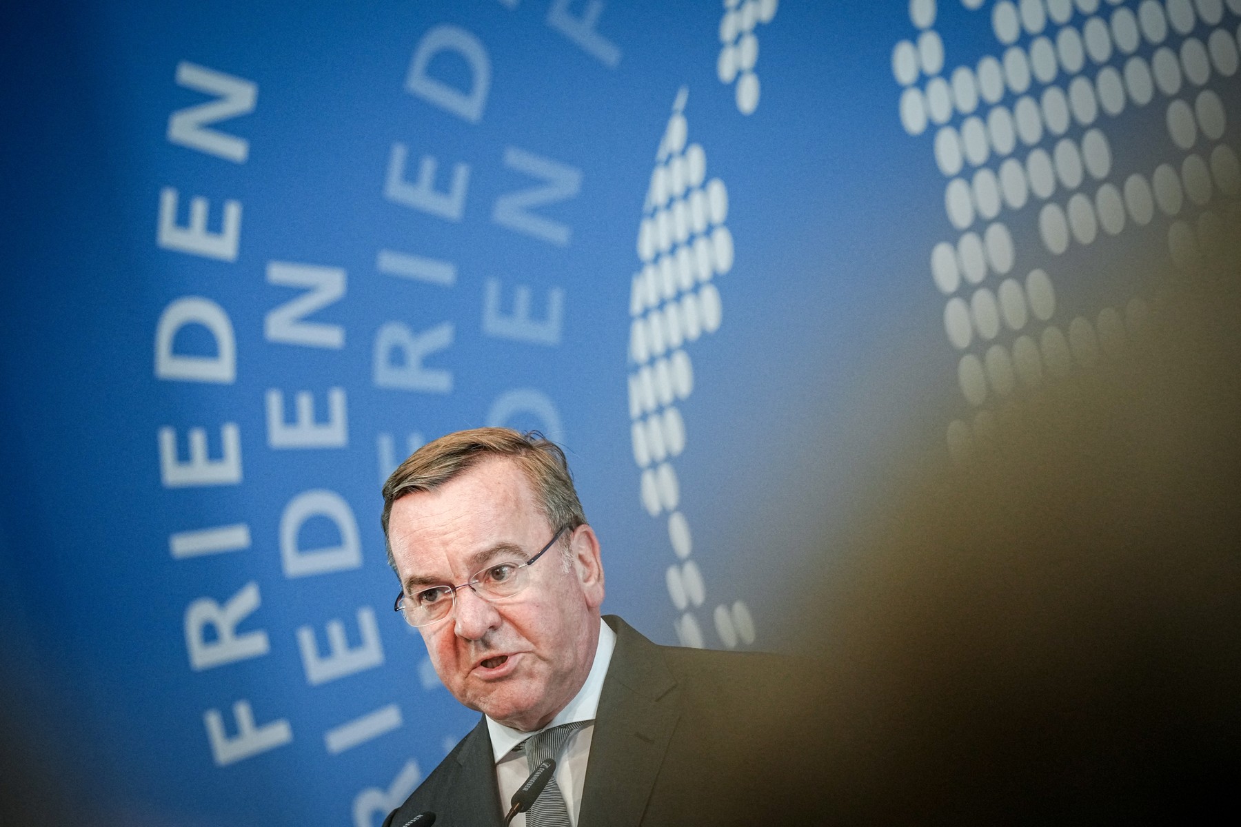 Europa trebuie să se înarmeze, pentru că SUA se reorientează spre regiunea Indo-Pacifică, spune ministrul german al apărării