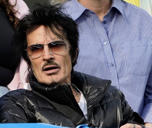 Tommy Lee, fostul soț al Pamelei Anderson, este acuzat că a agresat sexual o femeie în timpul unui zbor cu elicopterul
