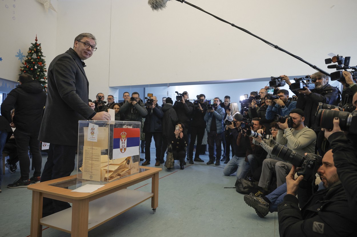 Sârbii își votează astăzi parlamentarii. Președintele Vucic crede în victoria partidului său, contrar problemelor cu care se confruntă
