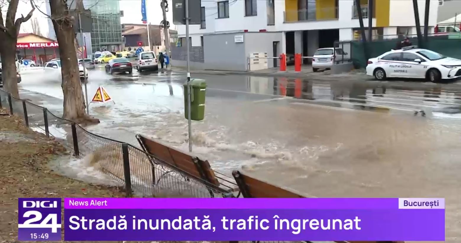 VIDEO O stradă din București a fost inundată, după ce o țeavă de apă s-a spart