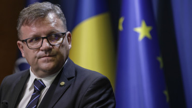 marius budai cu steagurile romaniei si ue in spate