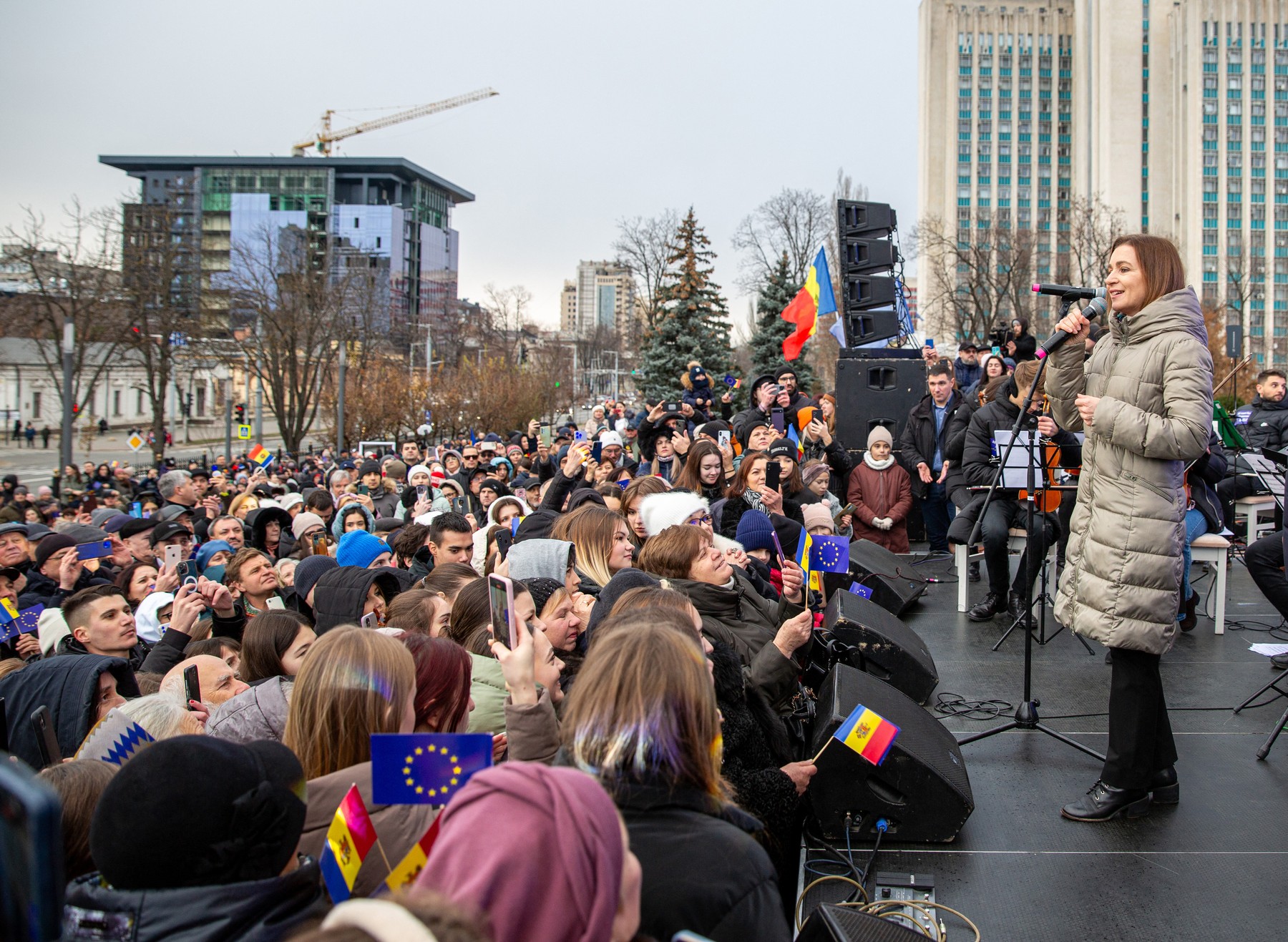 Maia Sandu și sute de oameni au sărbătorit deschiderea negocierilor pentru aderarea Rep. Moldova la UE. „Vreau să mulțumesc României”