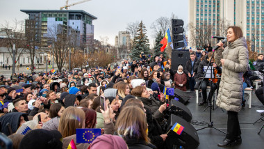 maia sandu pe scena in fata a sute de oameni din chisinau