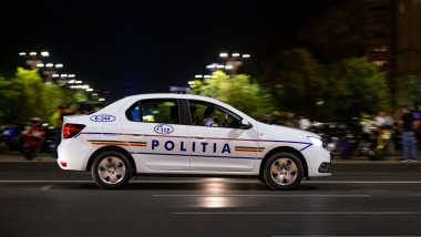 masina de politie care circula pe strada