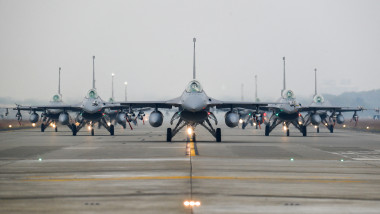 Avioane F-16 din dotarea Taiwanului rulează pe pistă