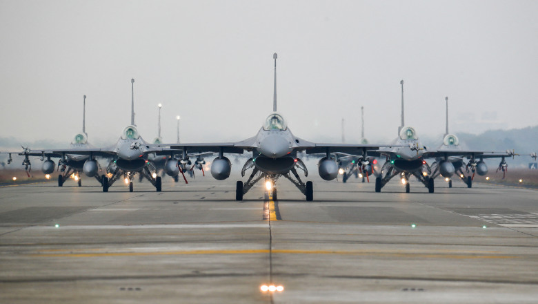 Avioane F-16 din dotarea Taiwanului rulează pe pistă