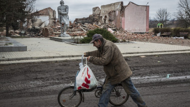 om pe bicileta langa ruine in avdiivka