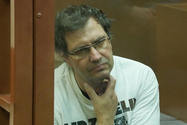 Un bărbat a stat nevinovat 10 luni la închisoare după ce a fost confundat de inteligența artificială cu un criminal în serie