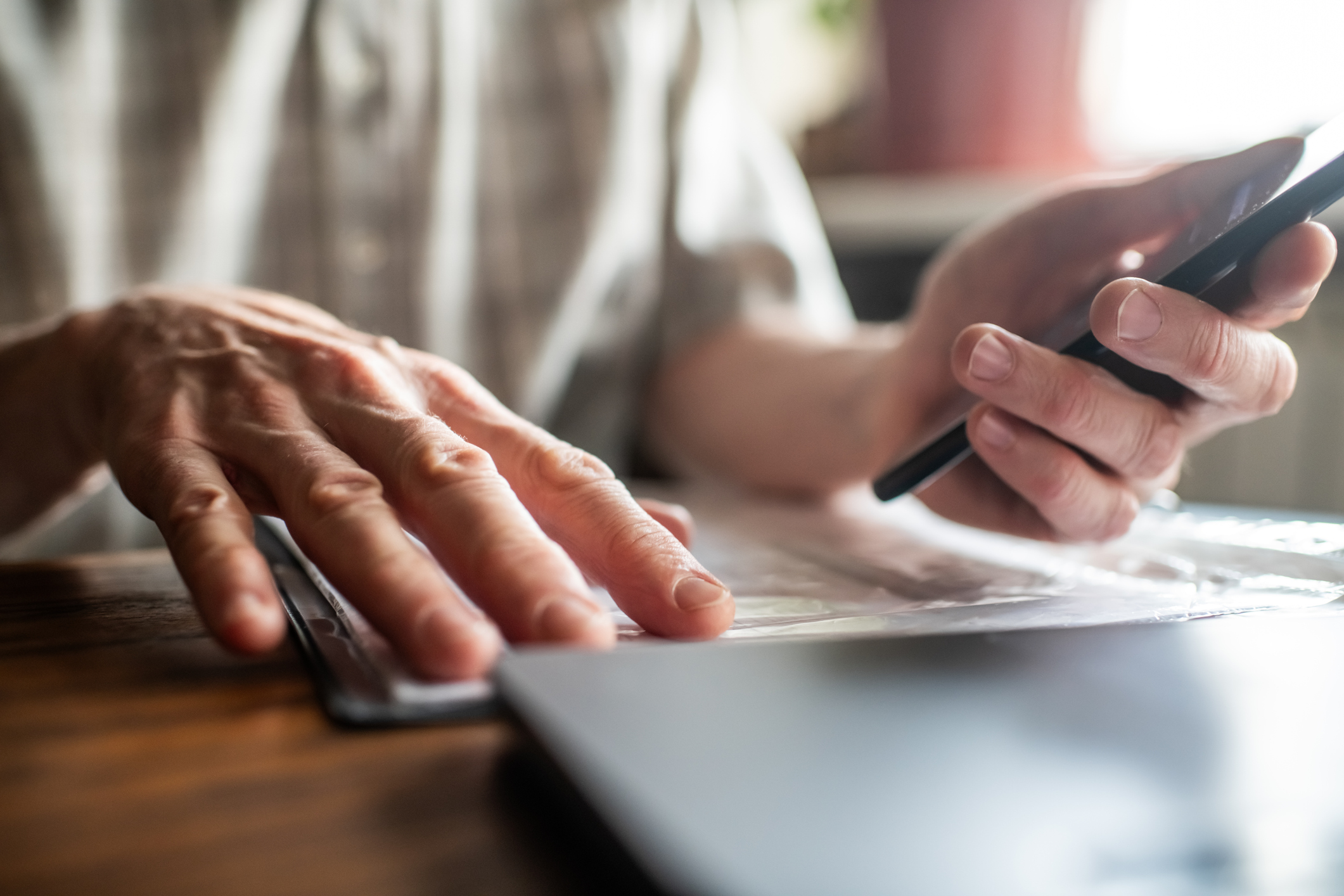 Un bărbat din Suceava s-a trezit cu un credit bancar de 37.800 de lei, după ce escrocii au pus stăpânire pe telefonul lui