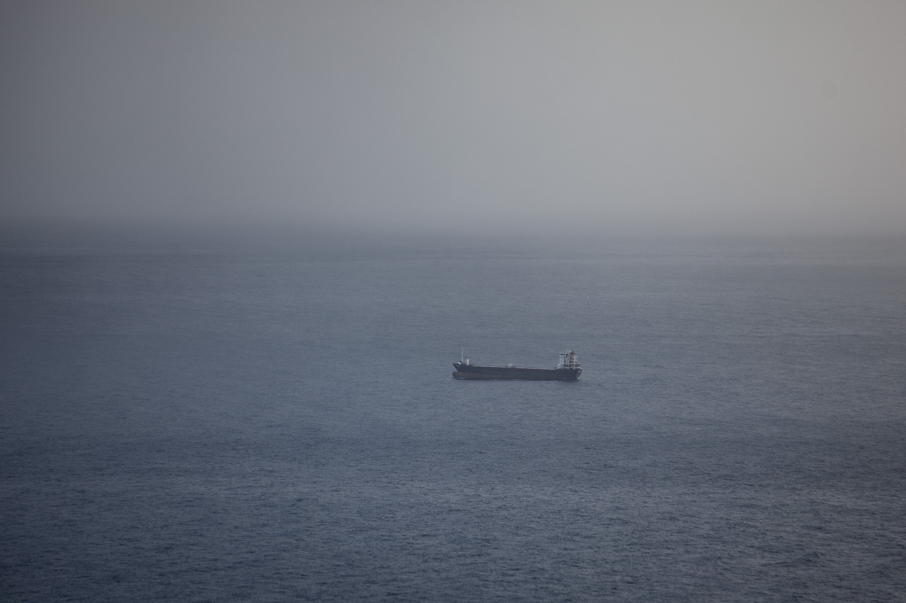 Rebelii Houthi au lansat atacuri cu rachete asupra a două nave în Marea Roşie