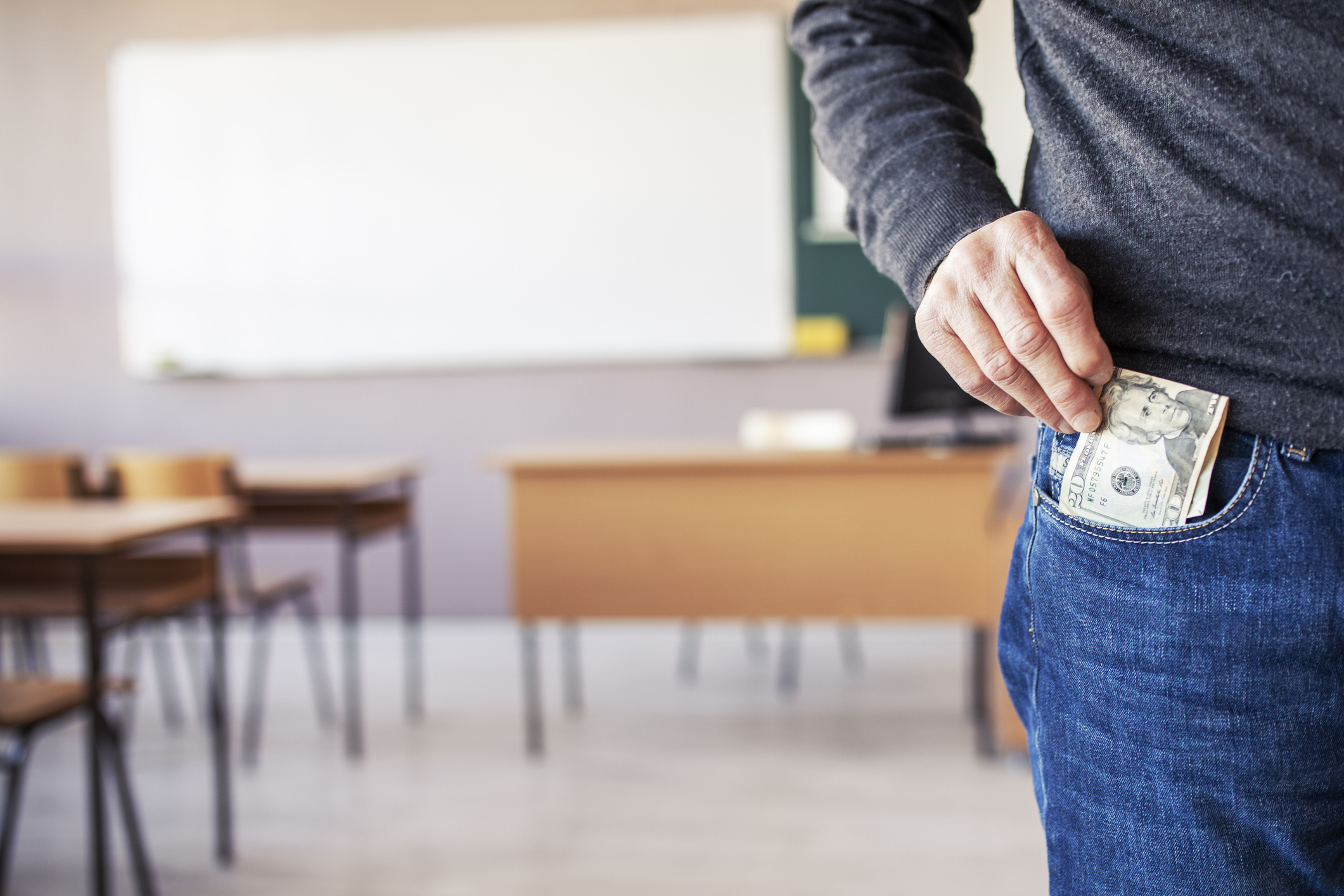Directorul unui colegiu din Iași a fost trimis în judecată de DNA. Ar fi luat mită sute de euro pentru transferul unui elev