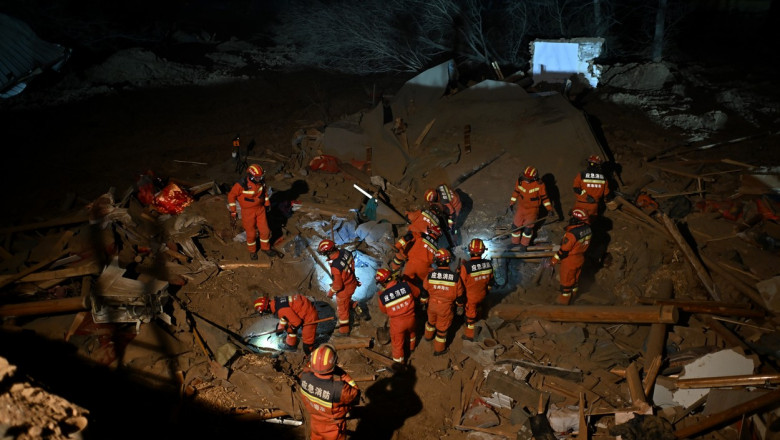 salvatorii cauta supravietuitori dupa cutremurul din china