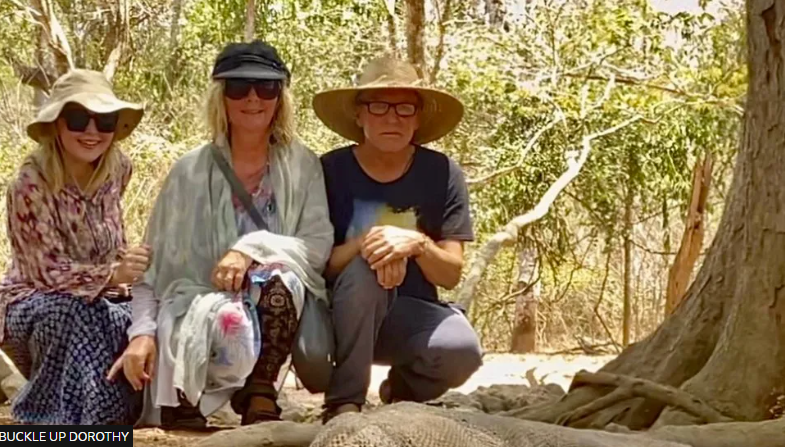 Aventura fabuloasă a unei familii britanice care vrea să ajungă în Australia, la o nuntă, fără să zboare cu avionul