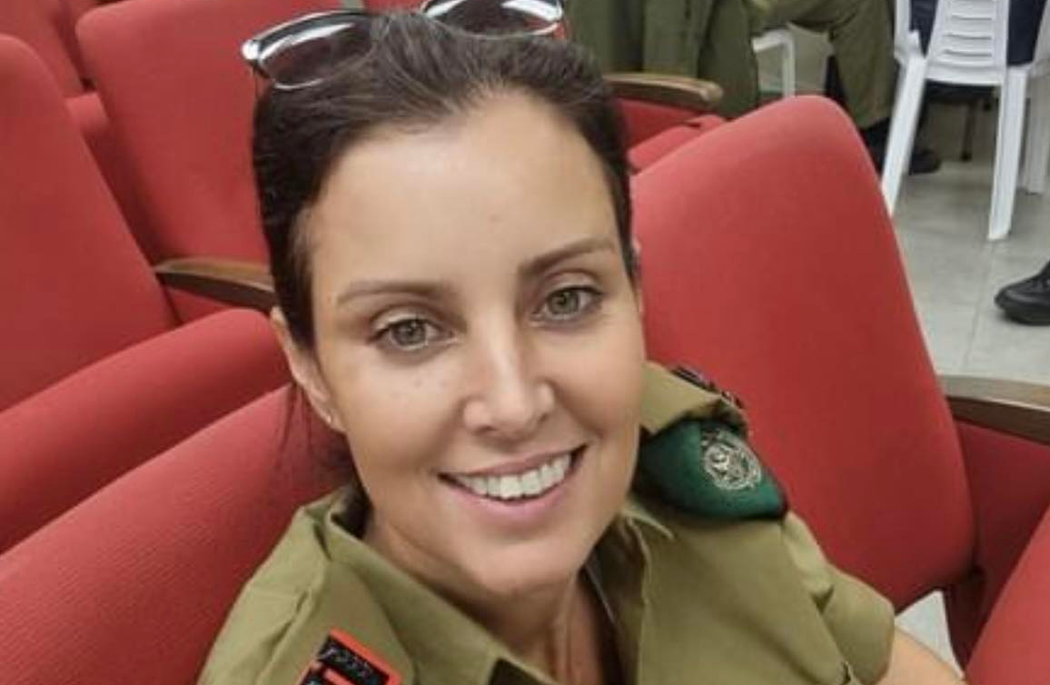Femeia ofițer care organiza funeraliile pentru soldații uciși de Hamas a fost aproape să moară. Cardiologii spun că i s-a "frânt inima"
