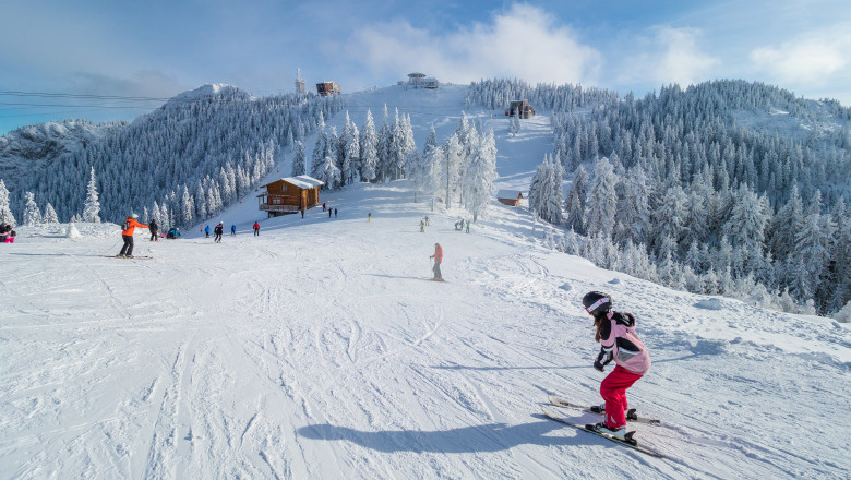 persoane care schiaza in poiana brasov