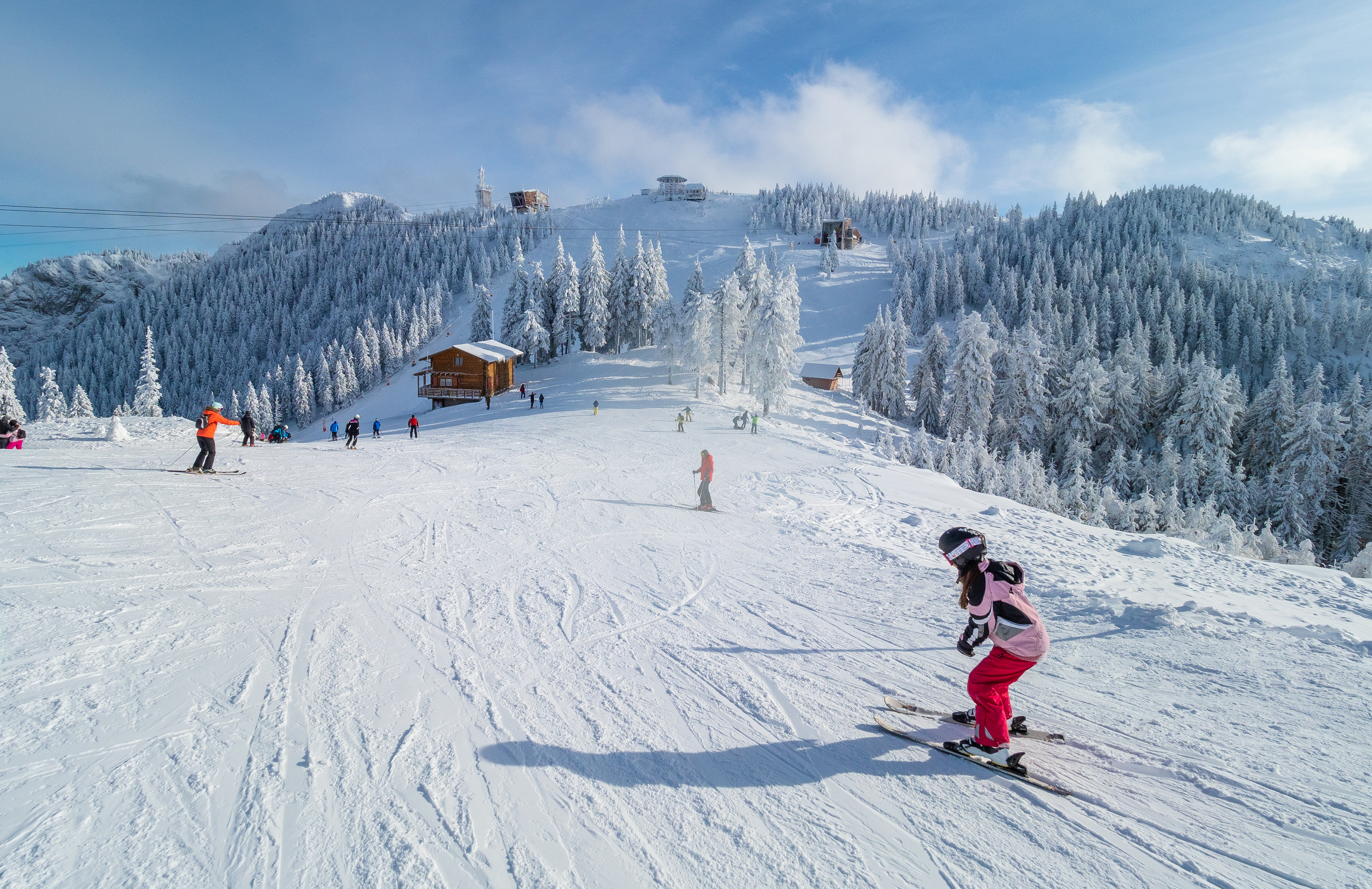 Cât costă să mergi la schi în România. Turiștii se plâng de prețurile mari din acest an: „E mai ieftin să schiezi în Franța”